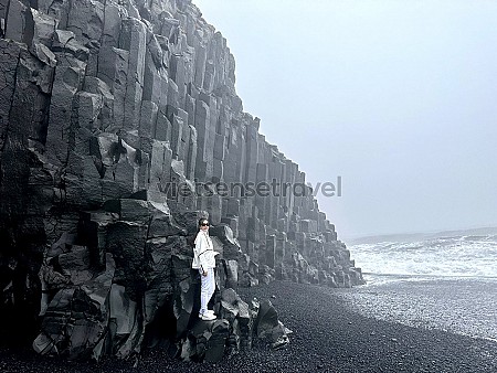 Cận cảnh Bãi biển cát đen Reynisfjara ở Iceland