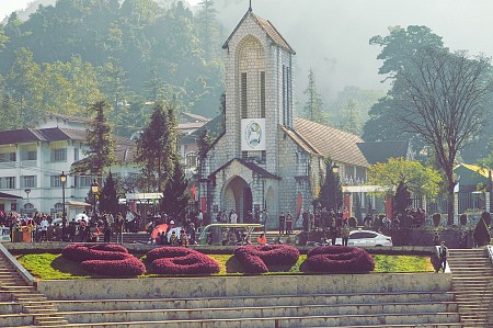 Nhà thờ đá ở Sapa biểu tượng cổ kính nơi thị trấn sương mờ