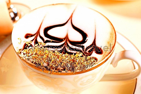 Thưởng thức Cà phê phủ vàng tại khách sạn Emirates Palace
