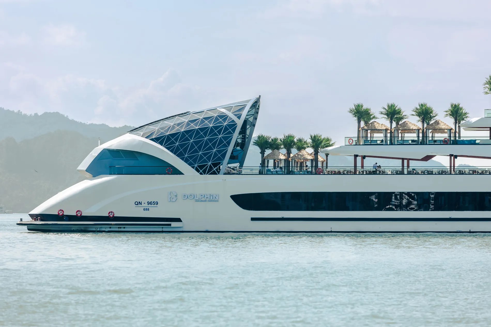 Du thuyền Dolphin Halong Cruise đẳng cấp