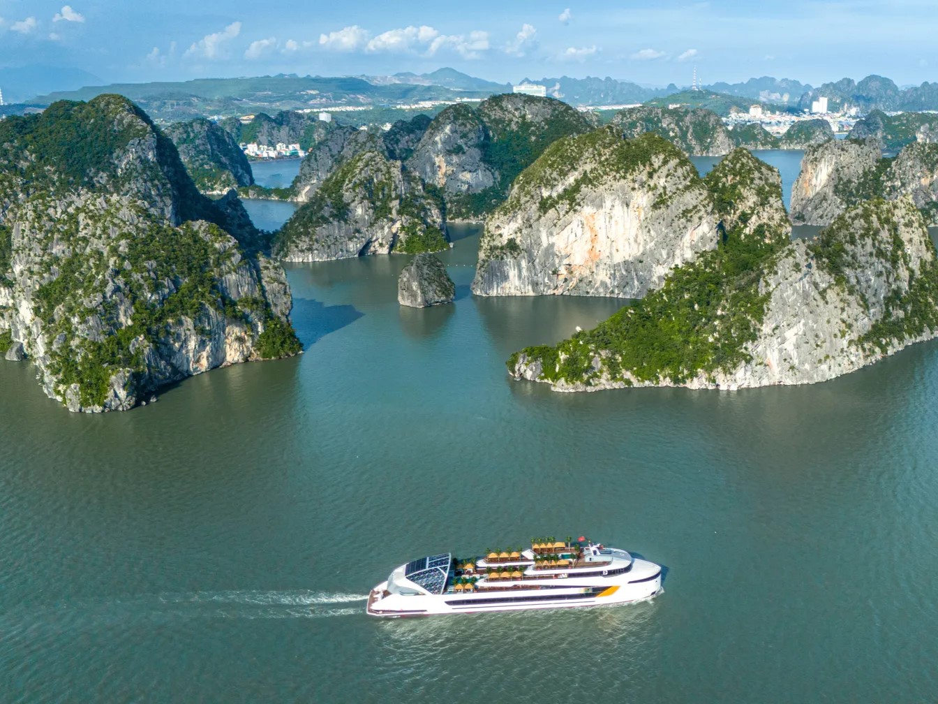 Du thuyền Dolphin Halong Cruise đẳng cấp