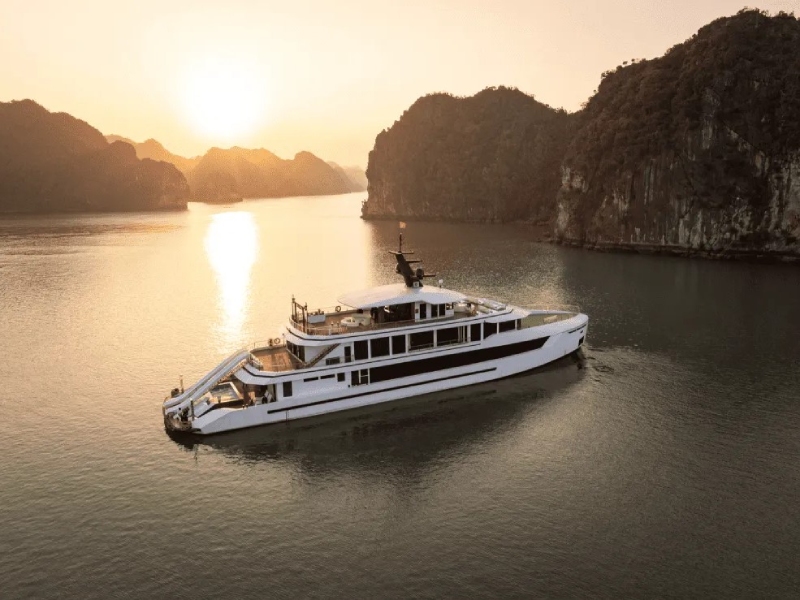 Du thuyền Hera Luxury Day Cruise sang trọng
