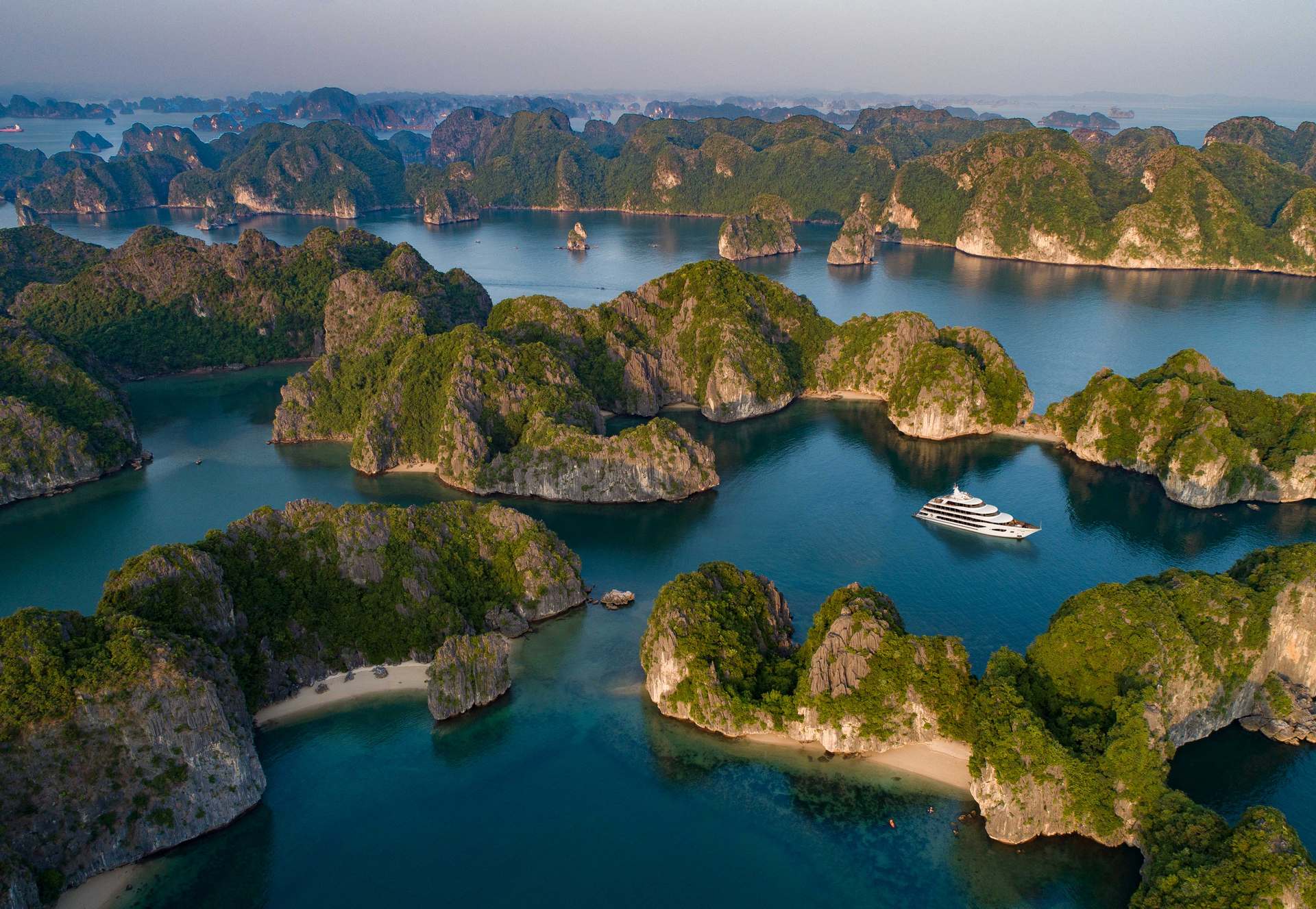 Du thuyền Scarlet Pearl Cruise Hạ Long 2 Ngày 1 đêm