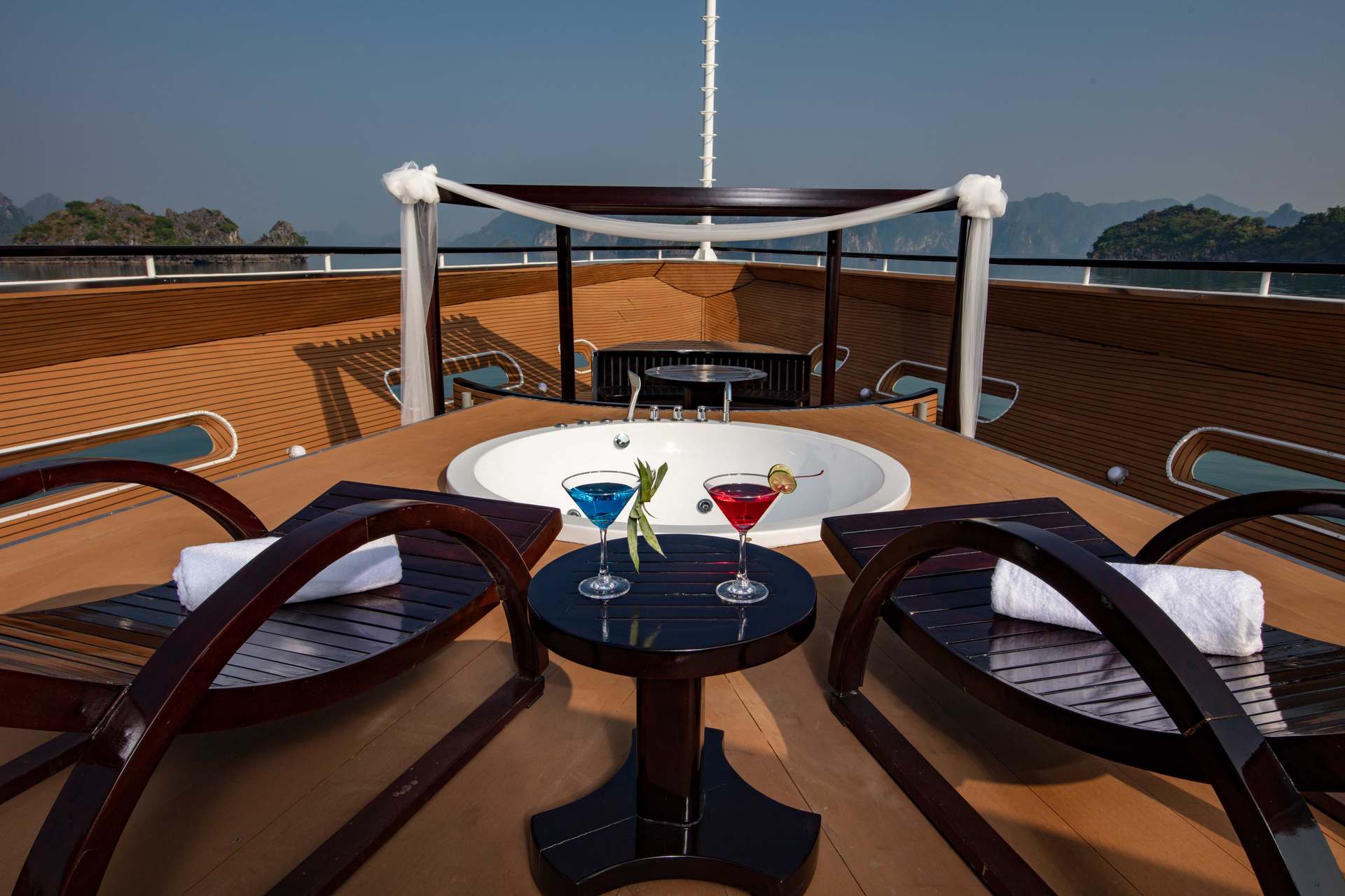 Du thuyền Scarlet Pearl Cruise Hạ Long 2 Ngày 1 đêm