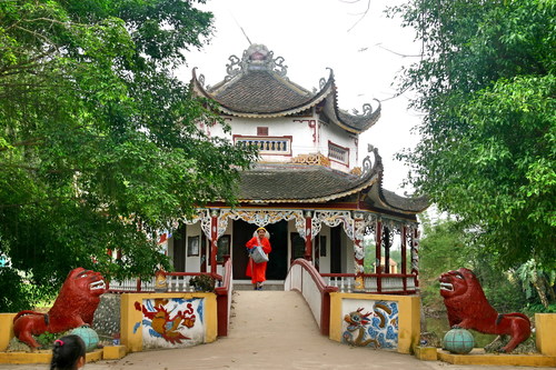 Hà Nội - Đền Dầm - Đền Đại Lộ (Hà Tây) - Đền Chử Đồng Tử – Bát Tràng.