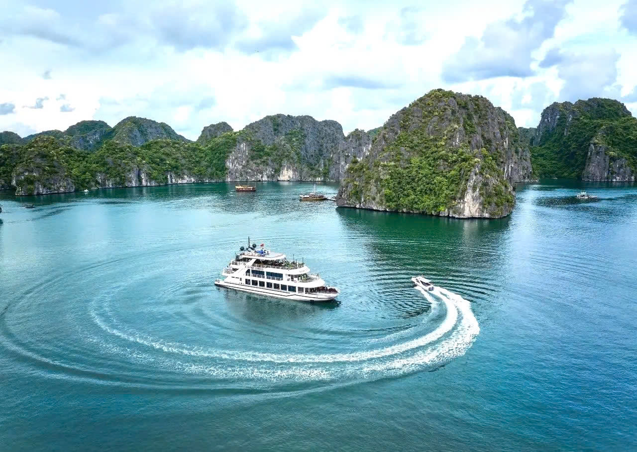 Tàu du lịch Cái Bèo vịnh Lan Hạ bãi Vạn Bội 3 tiếng