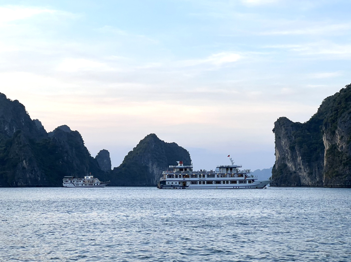 Tour 1 ngày Hang Sửng Sốt-Đảo Titop-Đỉnh Lư Hương-Hòn Tróng, Mái-Hòn Gà Chọi