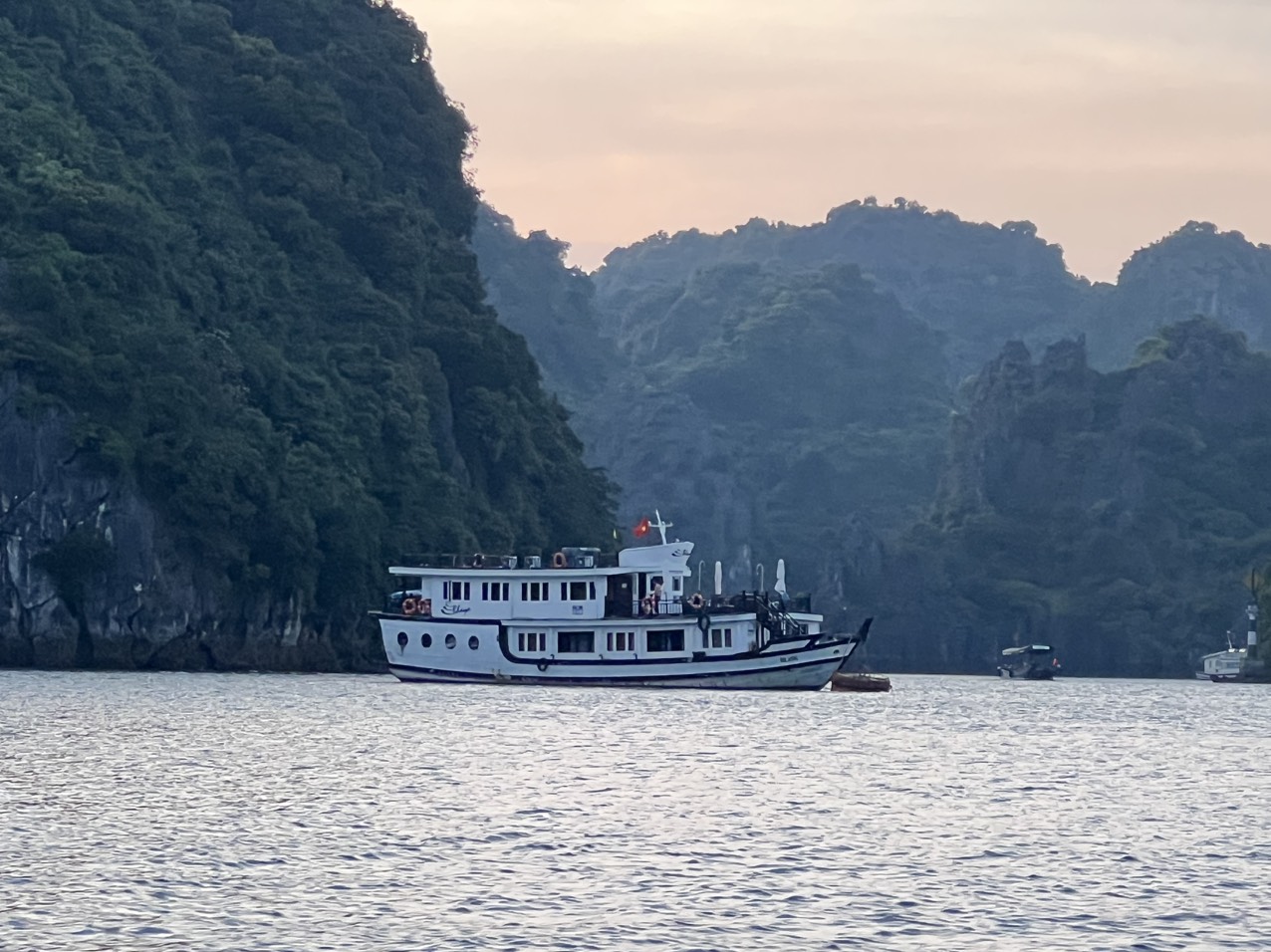Tour 1 ngày Hang Sửng Sốt-Đảo Titop-Đỉnh Lư Hương-Hòn Tróng, Mái-Hòn Gà Chọi