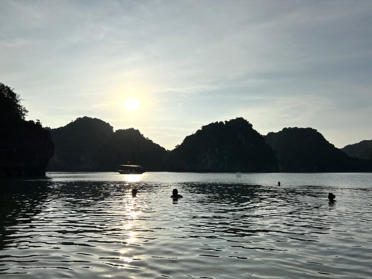 Tour 1 ngày Hang Sửng Sốt-Đảo Titop-Đỉnh Lư Hương-Hòn Tróng, Mái-Hòn Gà Chọi