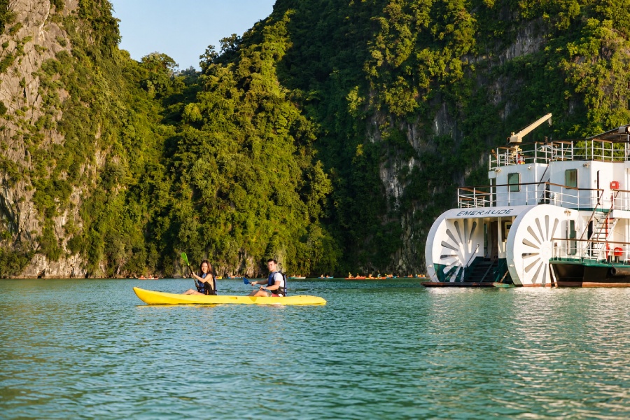 Tour du Thuyền Emeraude 2 ngày 1 đêm