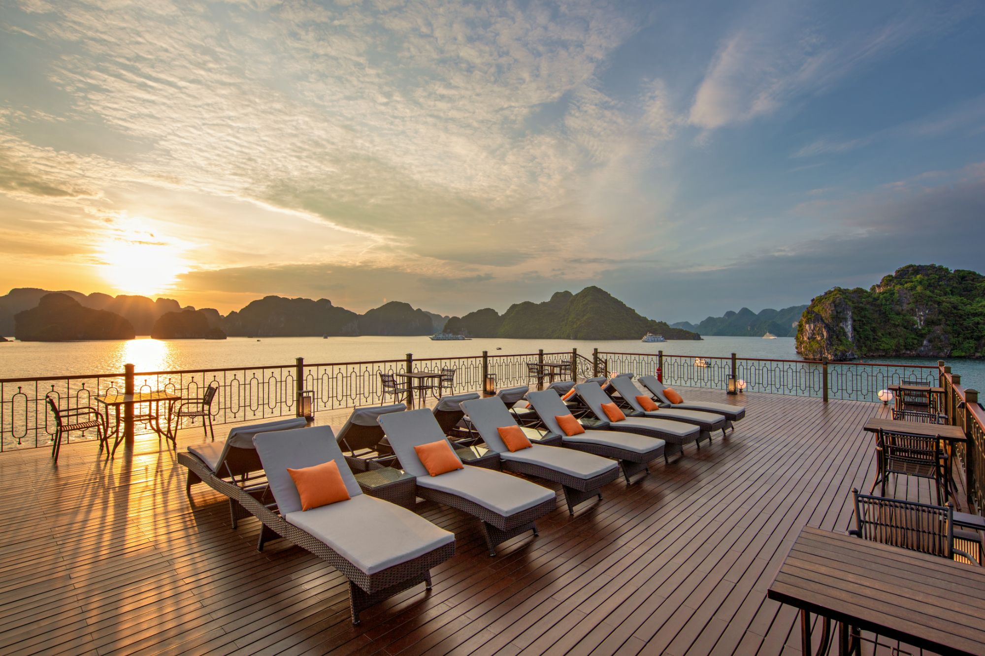 Tour du thuyền indochine Premium Hạ Long 2 ngày