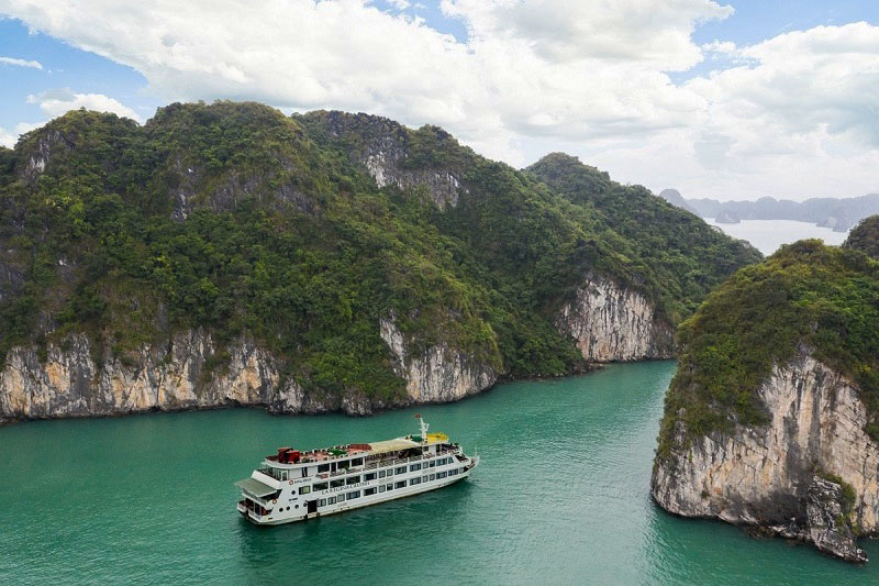 Tour du thuyền La Regina Royal 2 ngày 1 đêm