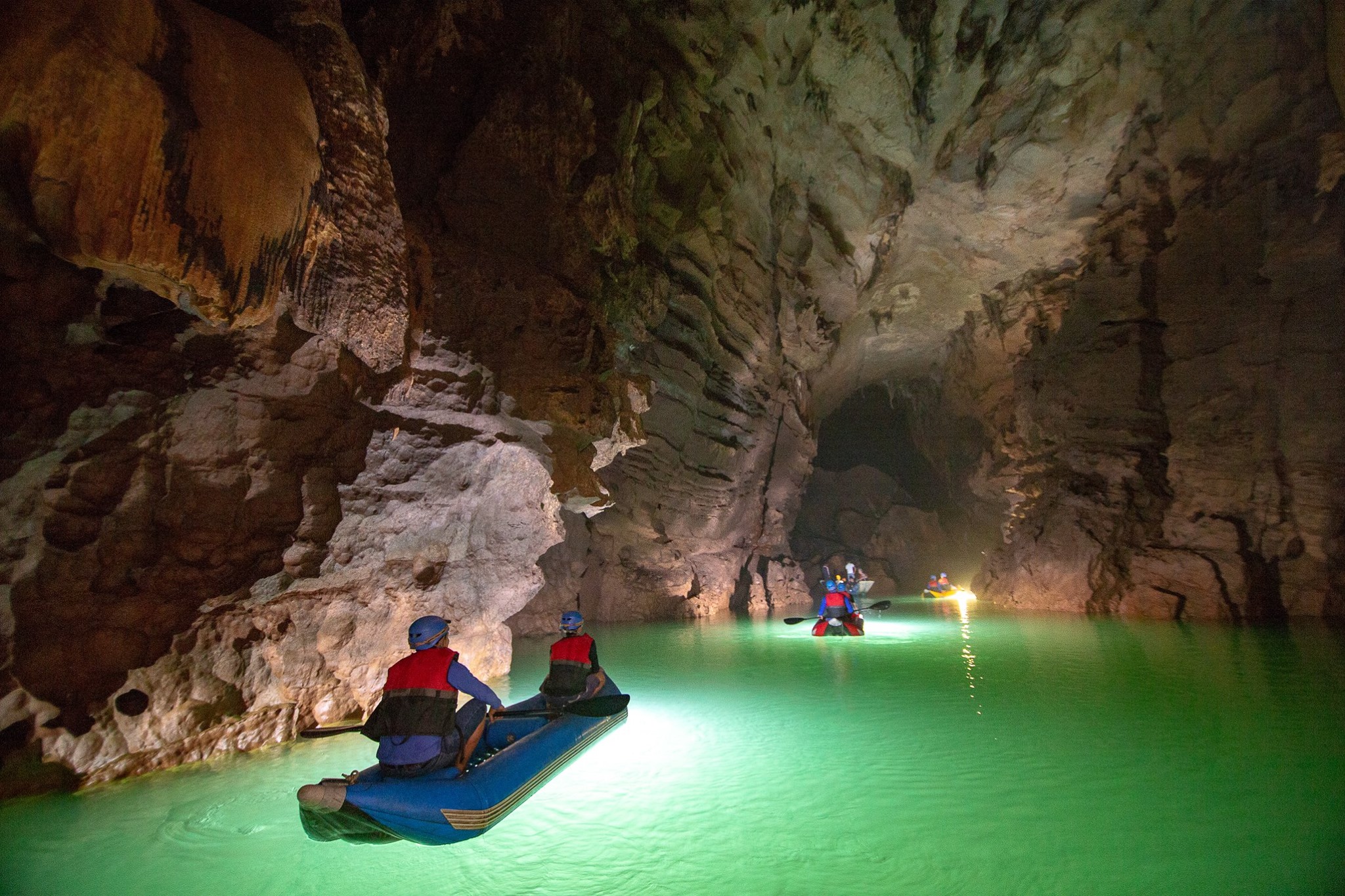 Tour Thám Hiểm Động Phong Nha Sơn Hồ 1 Ngày