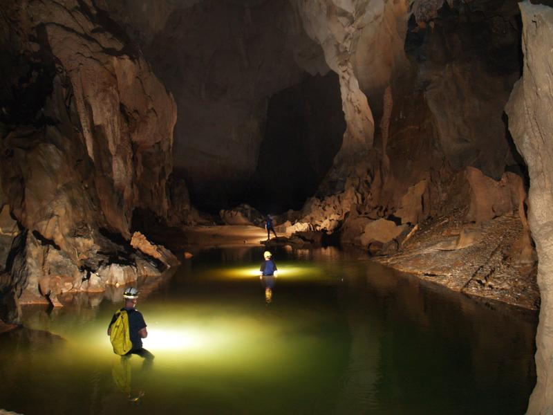 Tour Thám Hiểm Động Phong Nha Sơn Hồ 1 Ngày