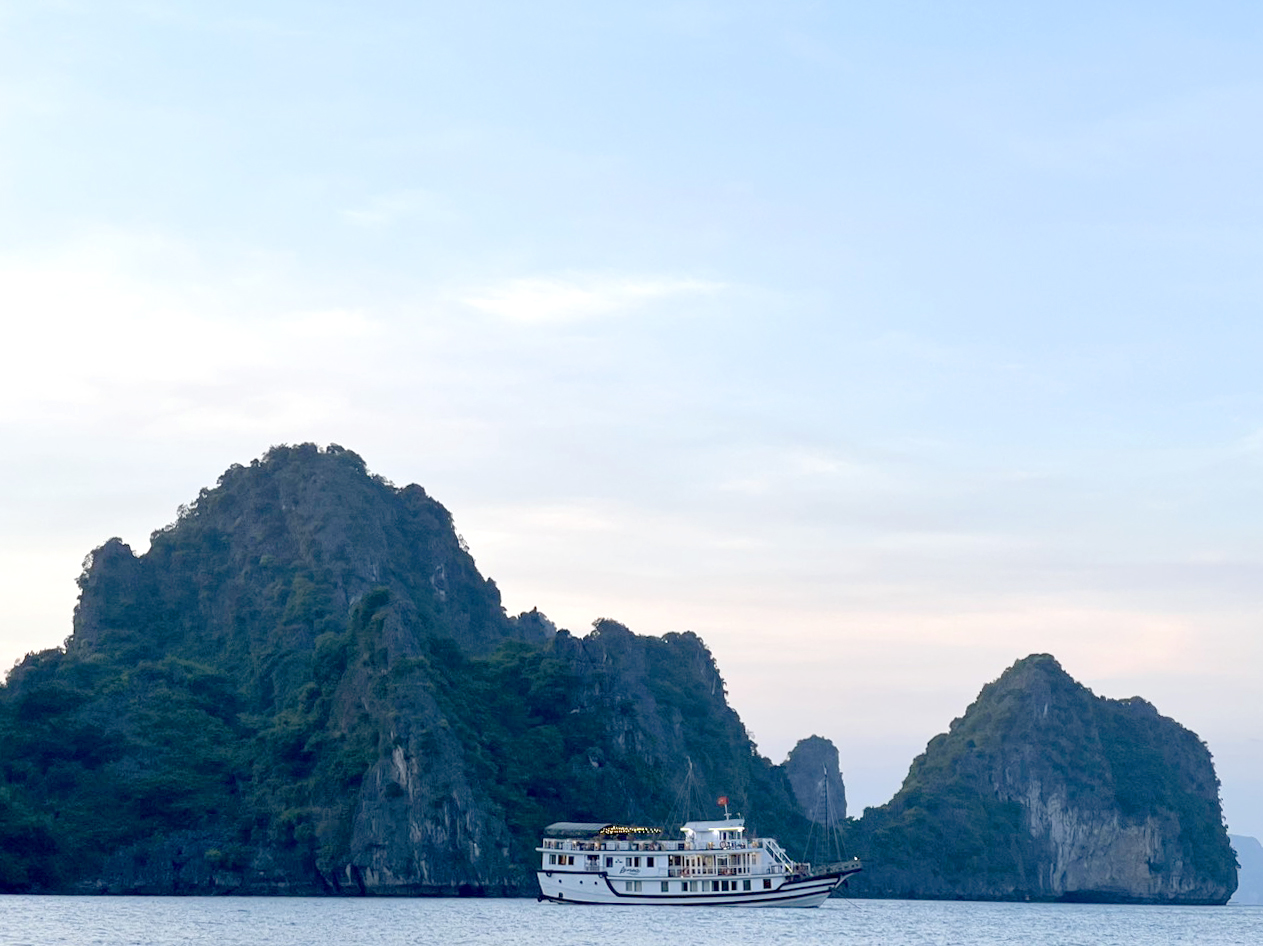 Tour Tuần Châu-Động Thiên Cung-Đảo Rồng-Hòn Gà Chọi 2 ngày