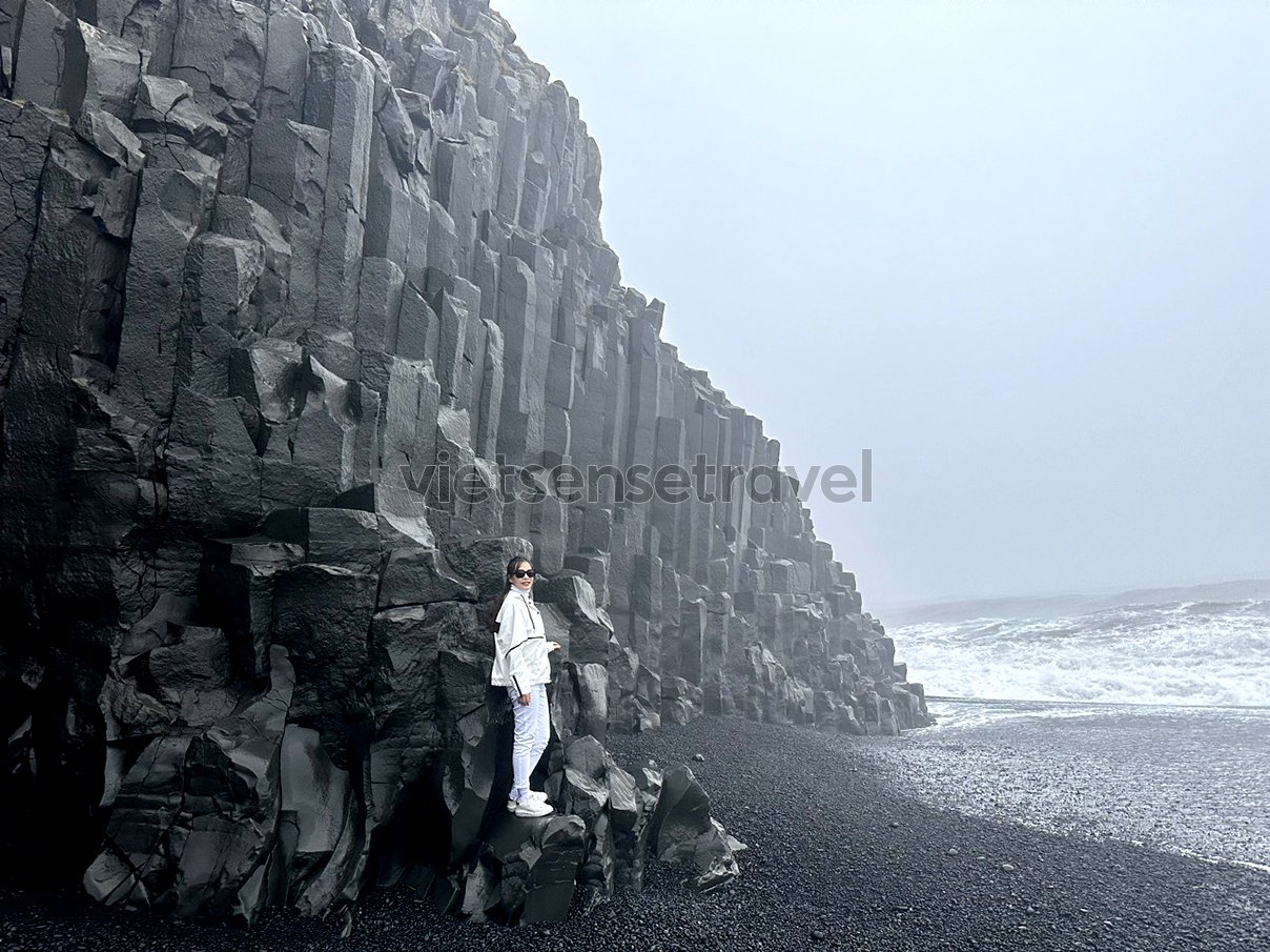 Cận cảnh Bãi biển cát đen Reynisfjara ở Iceland