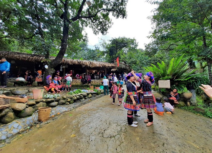 Bản người Mông Sin Suối Hồ