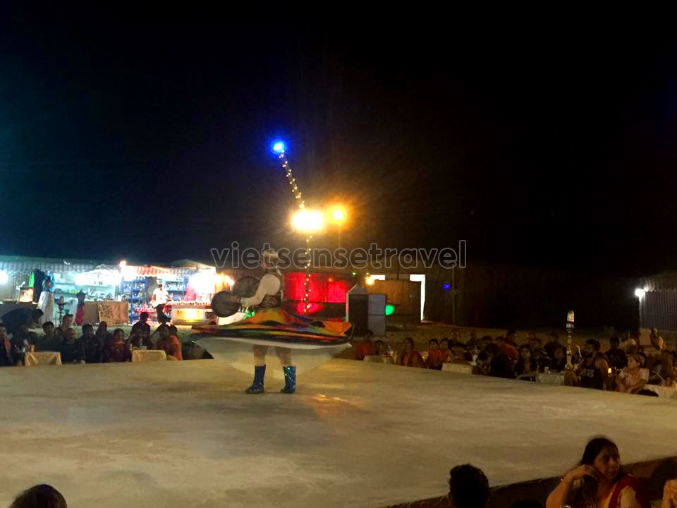 Thưởng thức BBQ và xem múa bụng belly dance trên sa mạc Safari