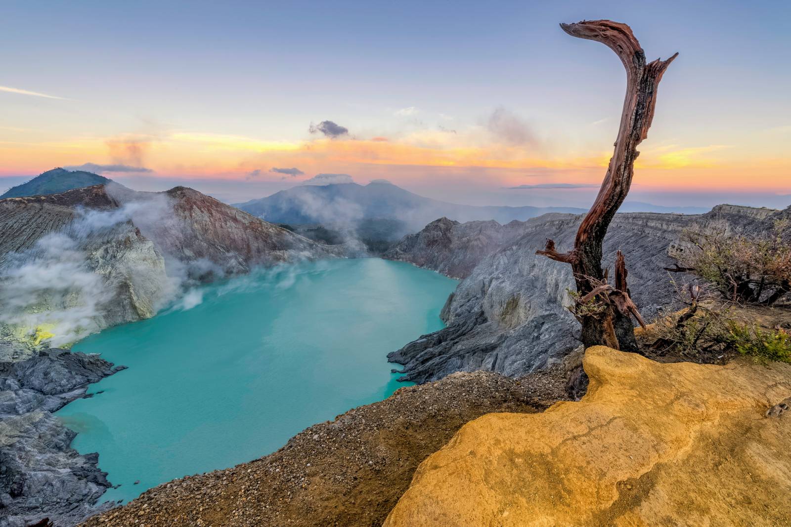 Bí ẩn hồ acid Kawah Ijen vẻ đẹp tử thần trên đảo Java