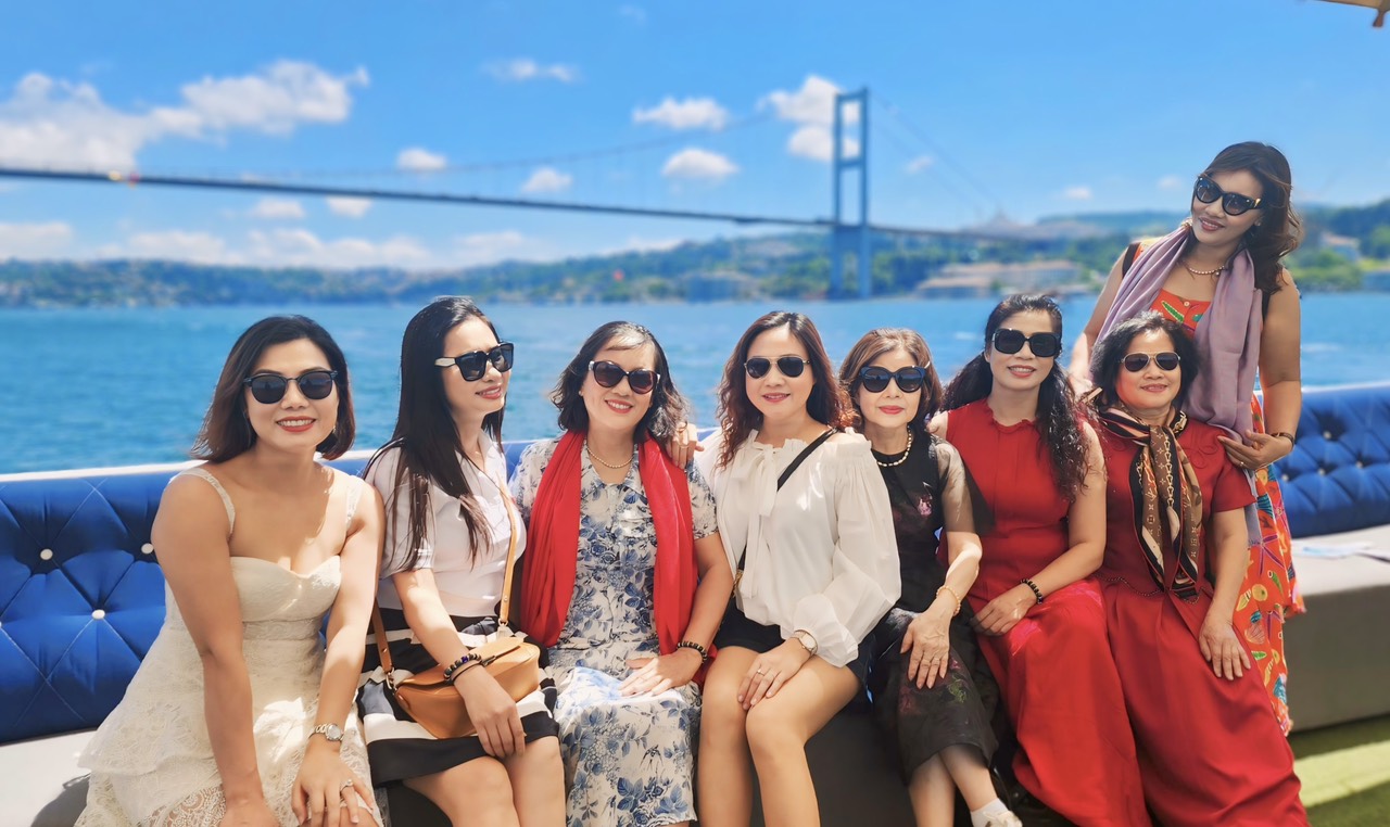 Cầu Bosphorus vắt ngang eo biển nối 2 bờ lục địa Á - Âu