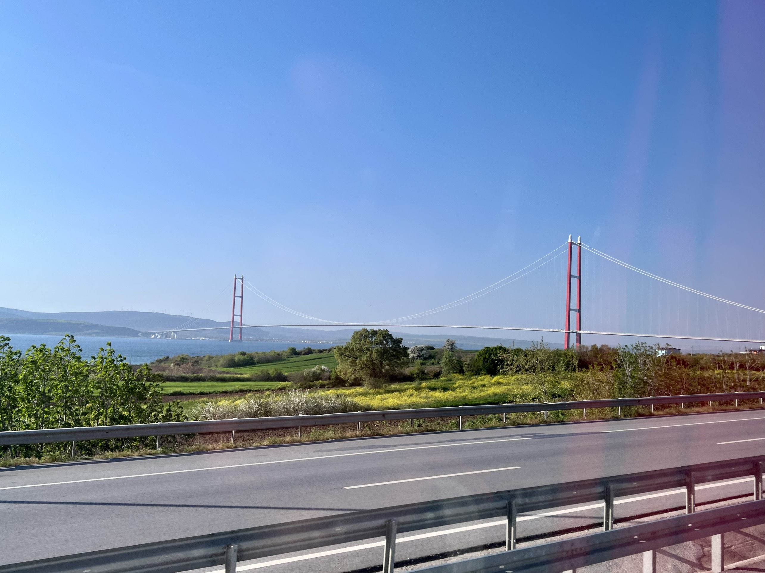 Cầu Canakkale bắc qua eo biển Dardanelles đẹp thơ mộng
