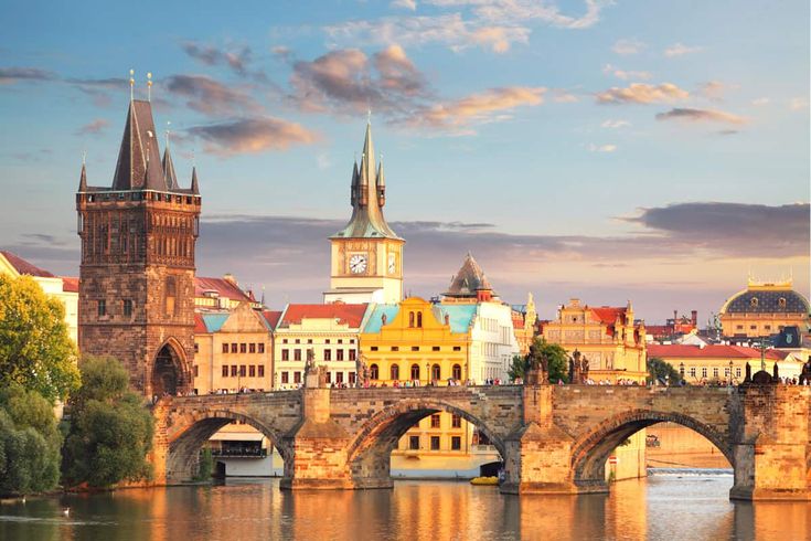 Dạo bước trên cầu Charles: Trải nghiệm không thể bỏ qua khi đến Prague