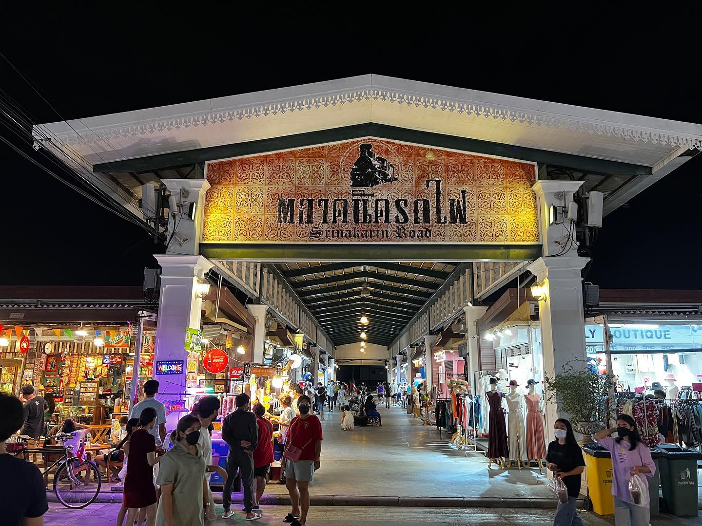 Đi chợ đêm Talad Rod Fai ở Ratchada ăn ngon quên lối về