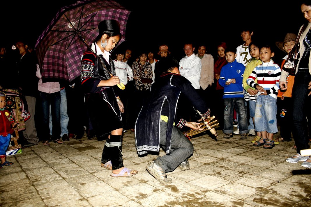 Độc đáo phiên chợ Tình Sapa, đi chợ là để... kéo vợ!