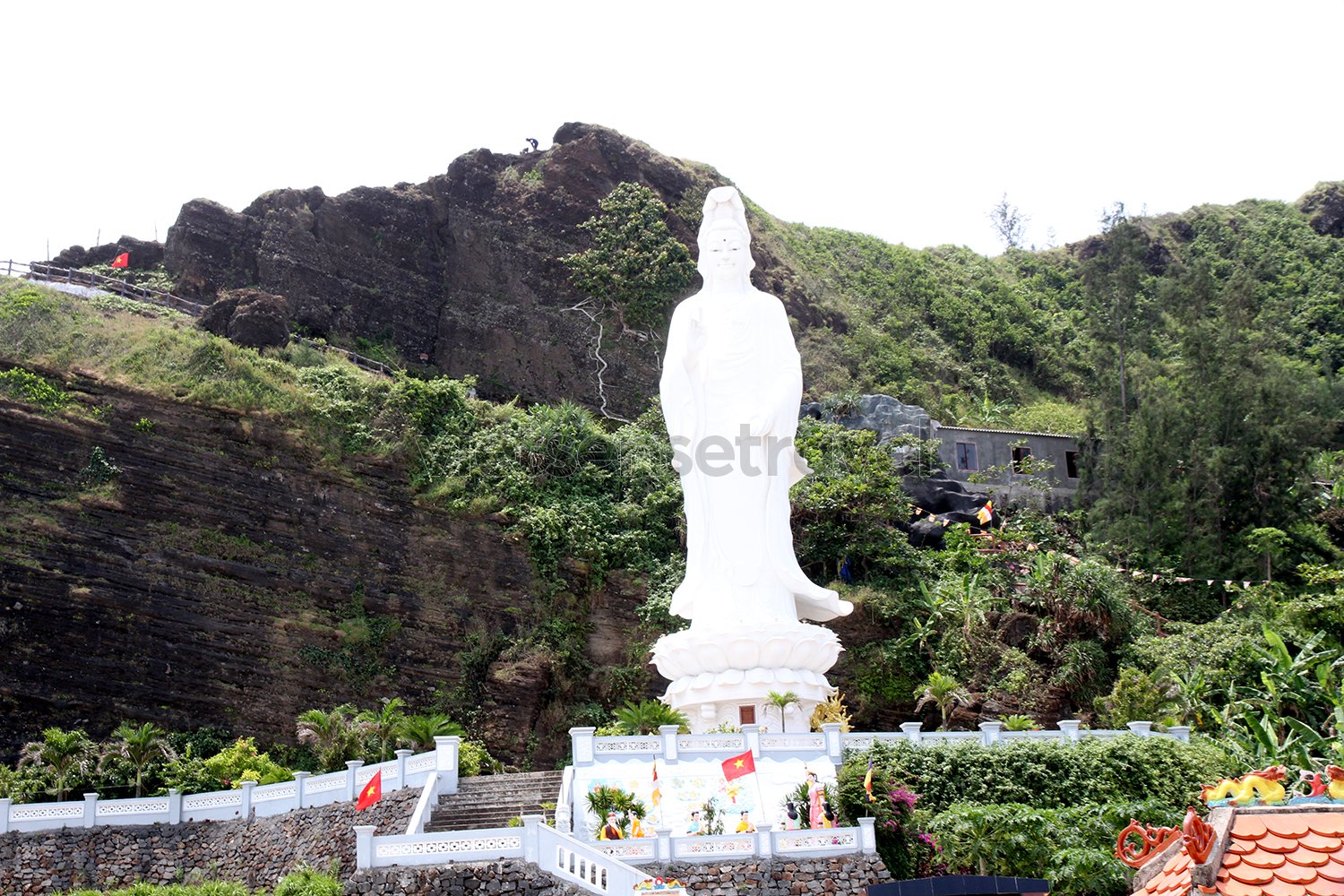 Chùa Đục - Điểm du lịch tâm linh đặc biệt vùng hải đảo biên cương