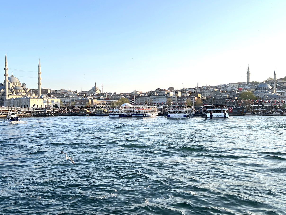 Eo biển Bosphorus nơi trải nghiệm du thuyền giữa Á - Âu