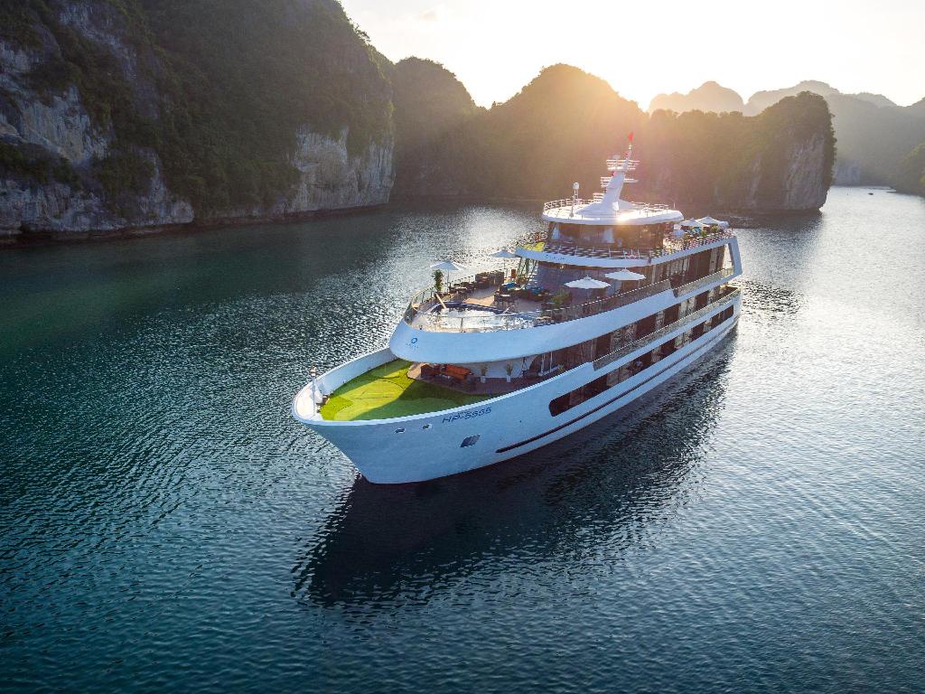 Giới thiệu du thuyền Stellar Of The Seas – Du thuyền đẳng cấp và sang trọng bậc nhất Hạ Long