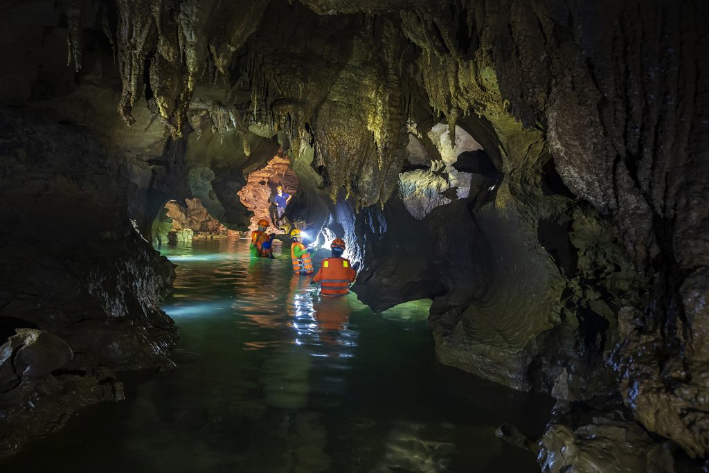 Hang Tiên Chà Lòi - Điểm du lịch mạo hiểm mới