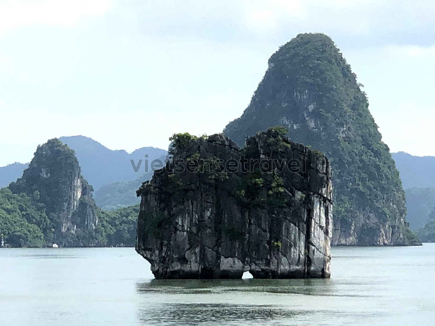 Hòn Đỉnh Lư Hương - tuyệt tác của tạo hoá trên vịnh Hạ Long