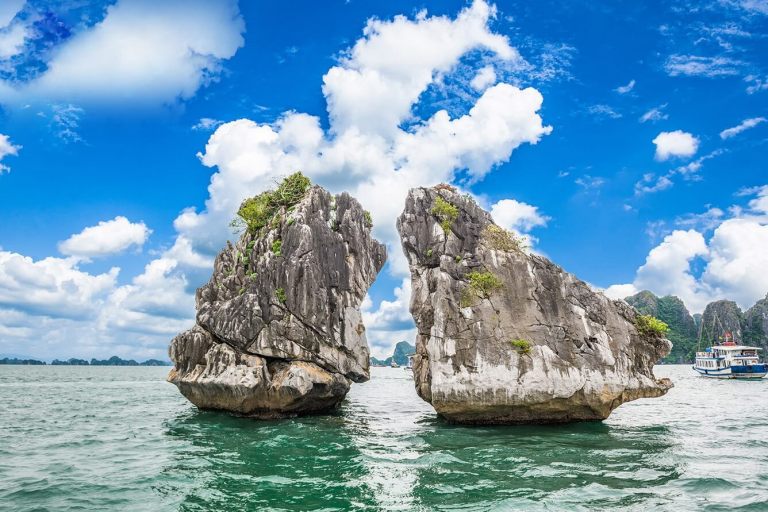 khám phá hòn đảo nổi tiếng ở Hạ long