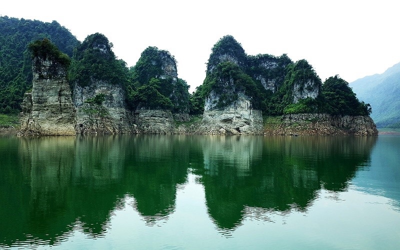 Lòng Hồ Na Hang