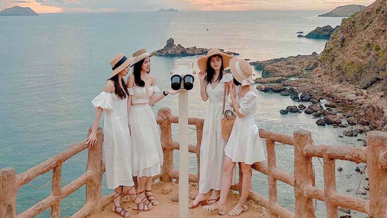 Mặc gì khi đi Phú Quốc? Tips mix đồ chất cho trai xinh, gái đẹp