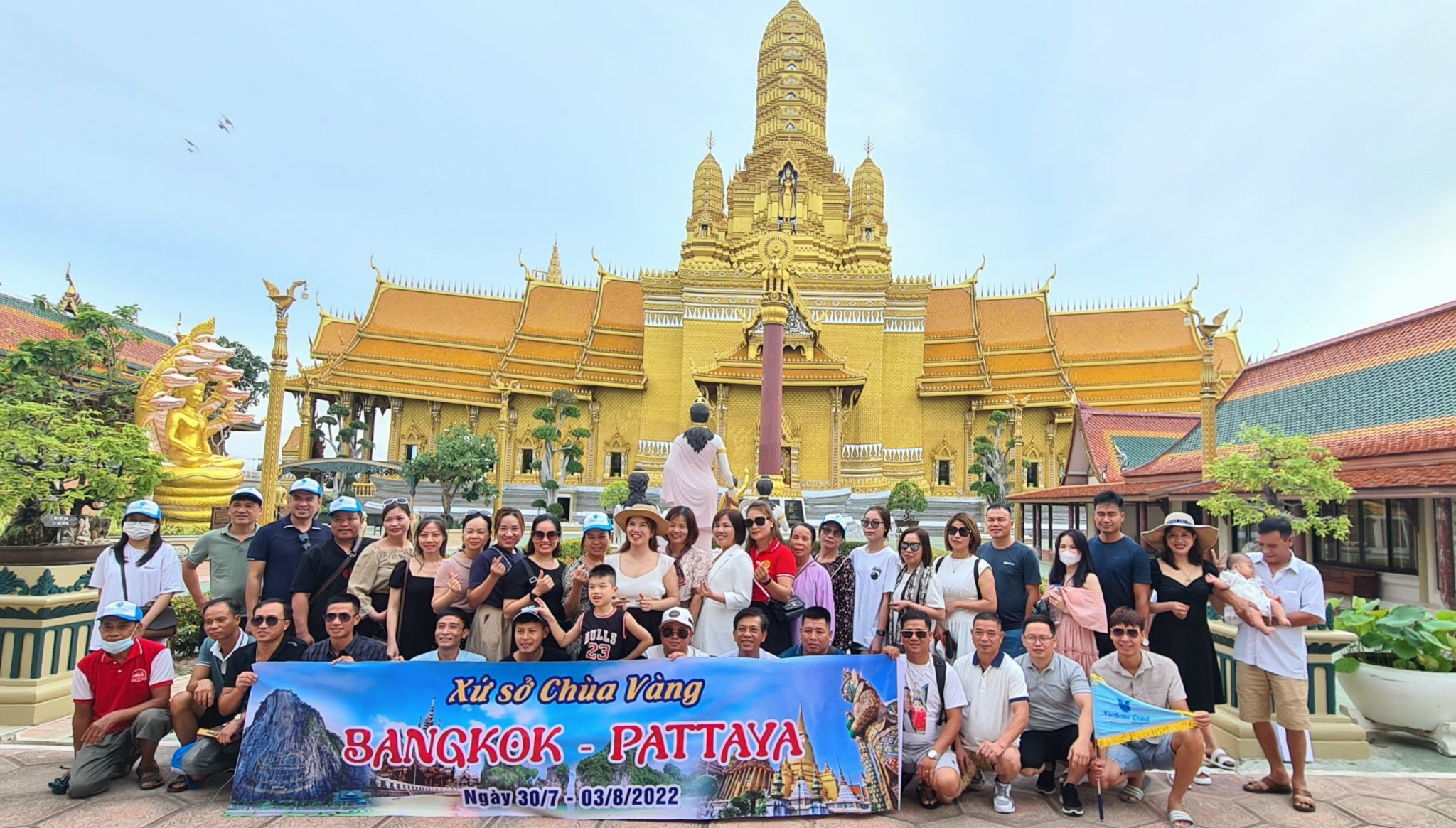 Mê mẩn vẻ đẹp tráng lệ xứ sở Chùa Vàng trong tour tháng 7-2025