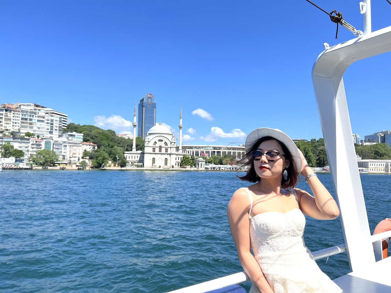 Nhà thờ Ortakoy kiêu sa bên eo biển Bosphorus ở Istanbul