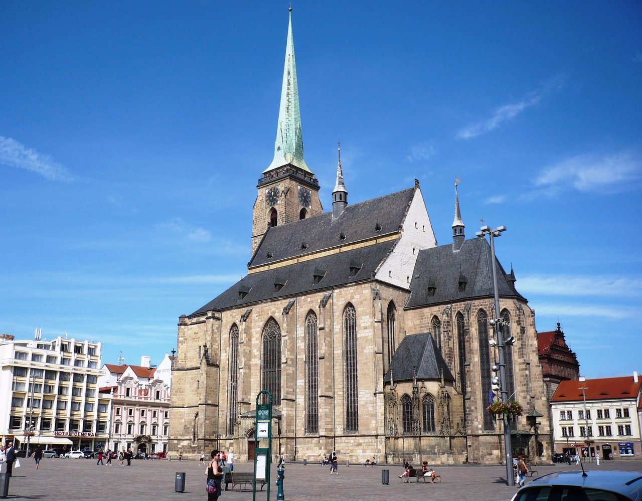 Khám phá kho báu nghệ thuật bên trong nhà thờ St. Bartholomew