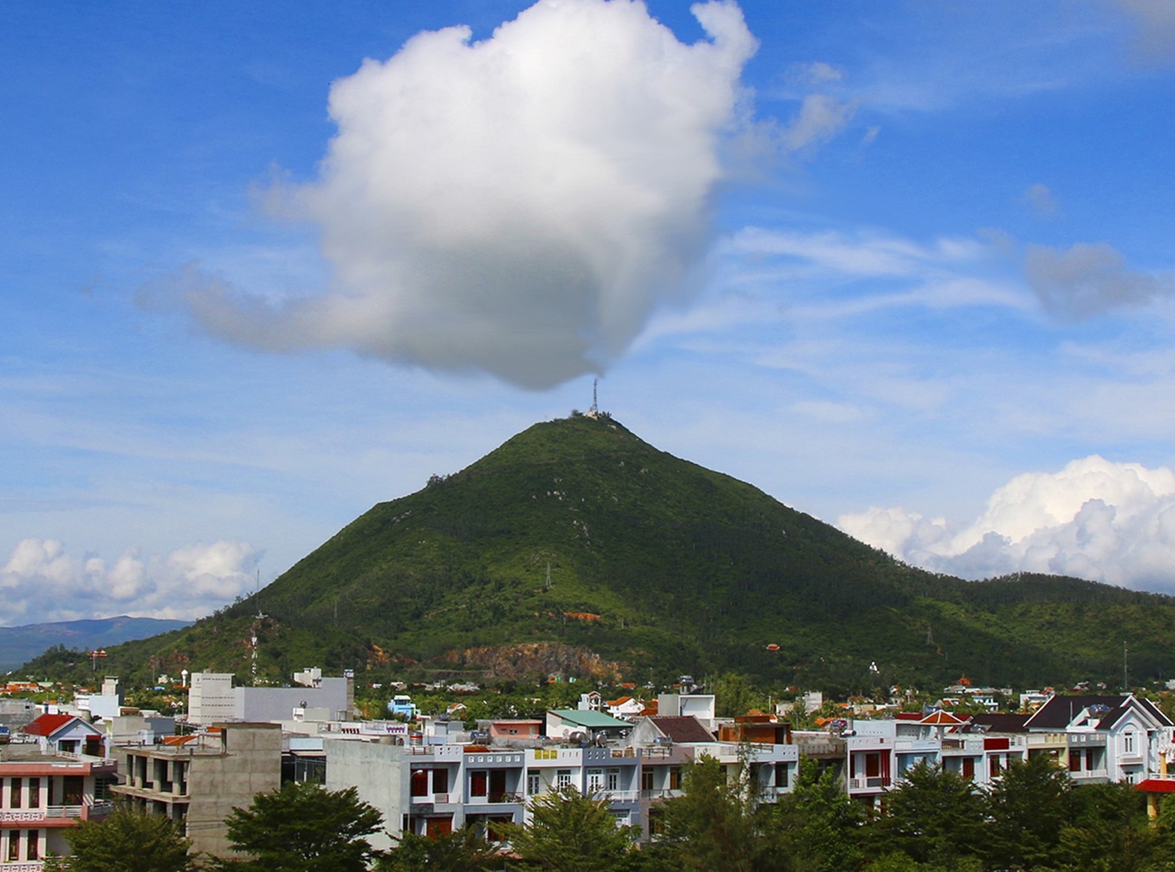 Núi Chóp Chài - Giải mã ngọn núi Trời đánh nhiều điều bí ẩn