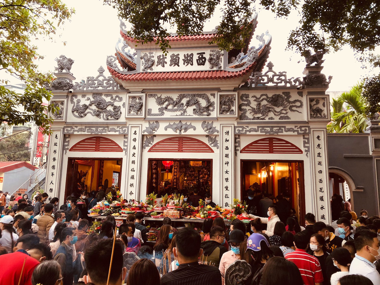 Phủ Tây Hồ ở đâu, thờ ai, cầu gì? Cách sắm lễ và văn khấn chuẩn