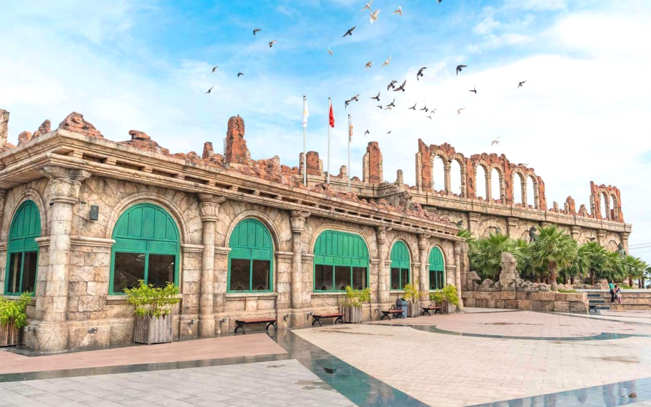 Quảng Trường Ga An Thới - Điểm Check in Đấu Trường La Mã