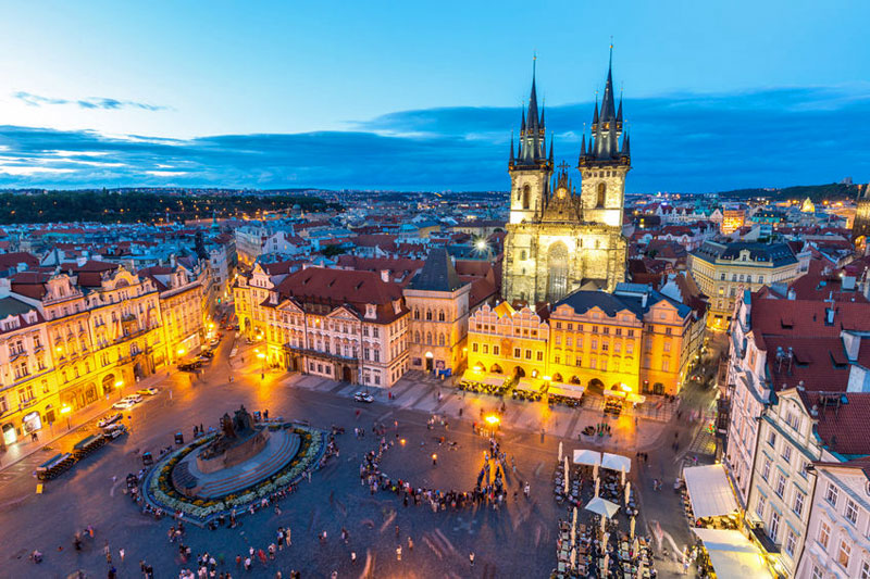 Khám phá vẻ đẹp cổ kính của Prague qua Quảng trường Phố cổ