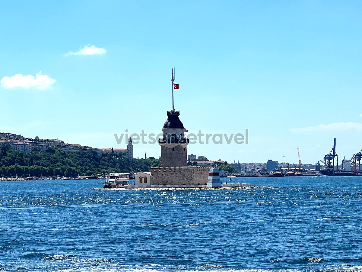 Tháp Cô Gái Maiden Tower hiên ngang giữa eo biển Bosphorus