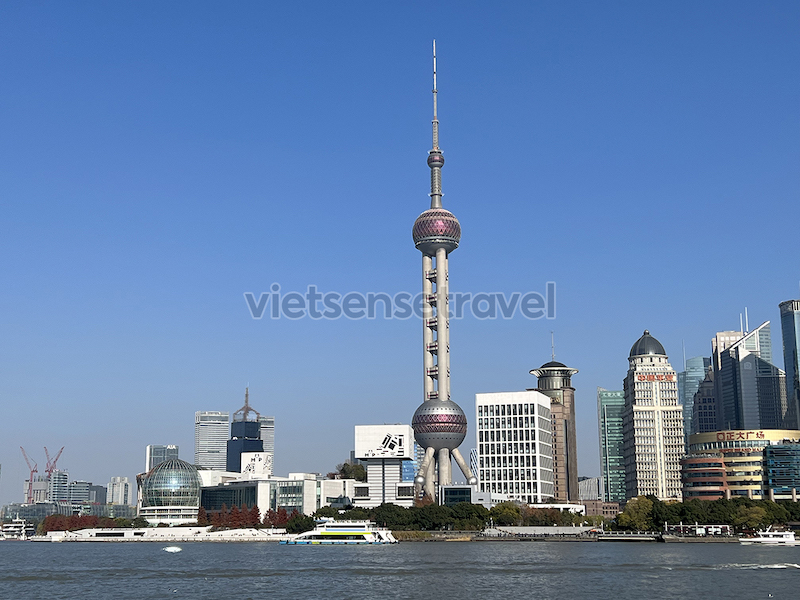 Cận cảnh Tháp Đông Phương Minh Châu nhìn từ bến Thượng Hải