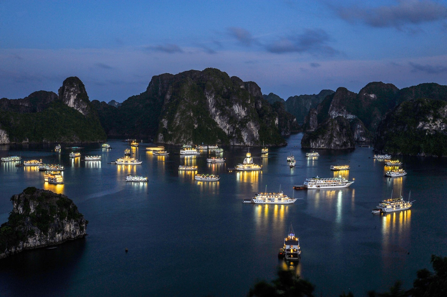 Hướng dẫn thưởng thức bữa ăn tối tại Hạ Long đúng vị 2025