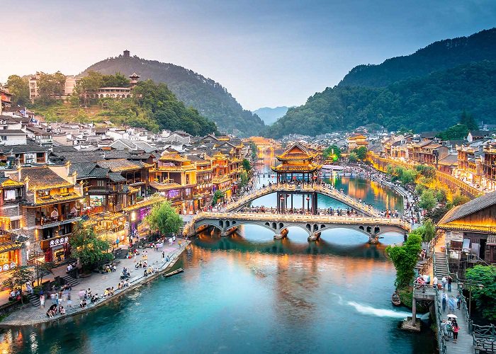 Tour Du lịch Trương Gia Giới - Phượng Hoàng Cổ Trấn - Cầu kính Vân Thiên Độ - Ảnh 1 Tour Du lịch Trương Gia Giới - Phượng Hoàng Cổ Trấn - Cầu kính Vân Thiên Độ - Ảnh 1