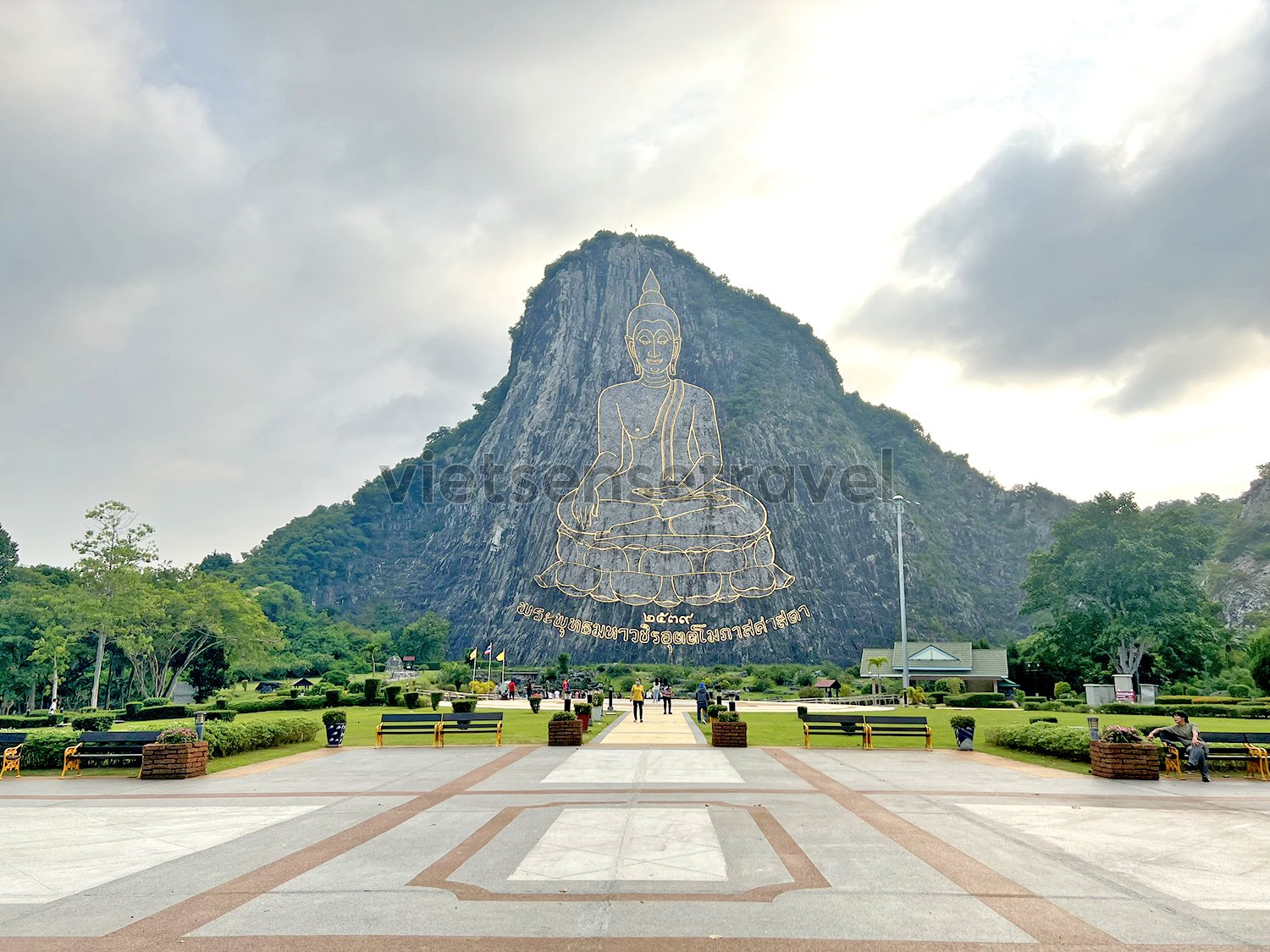 Trân Bảo Phật Sơn Khao Chee Chan hào quang ánh vàng