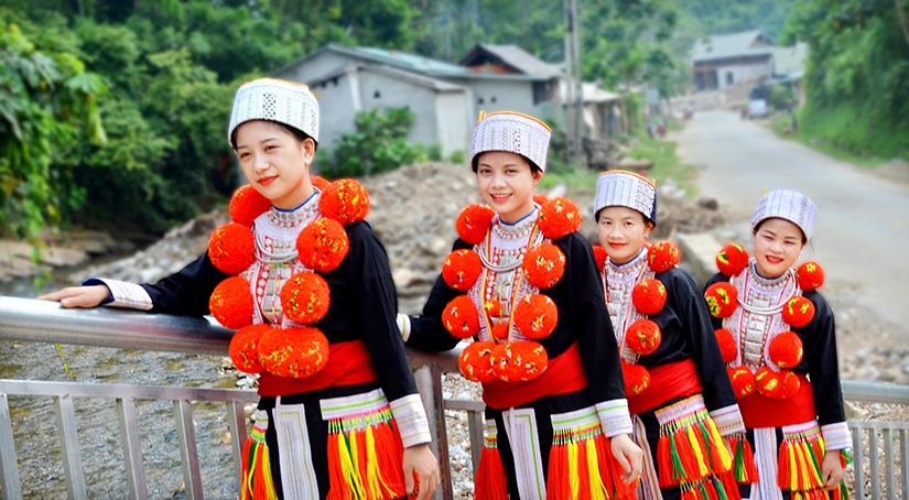 Rực rỡ váy áo trang phục của những người phụ nữ Dao Đỏ