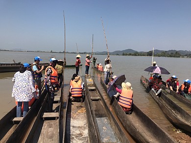 Tham quan Hồ Lak - Đi thuyền độc mộc